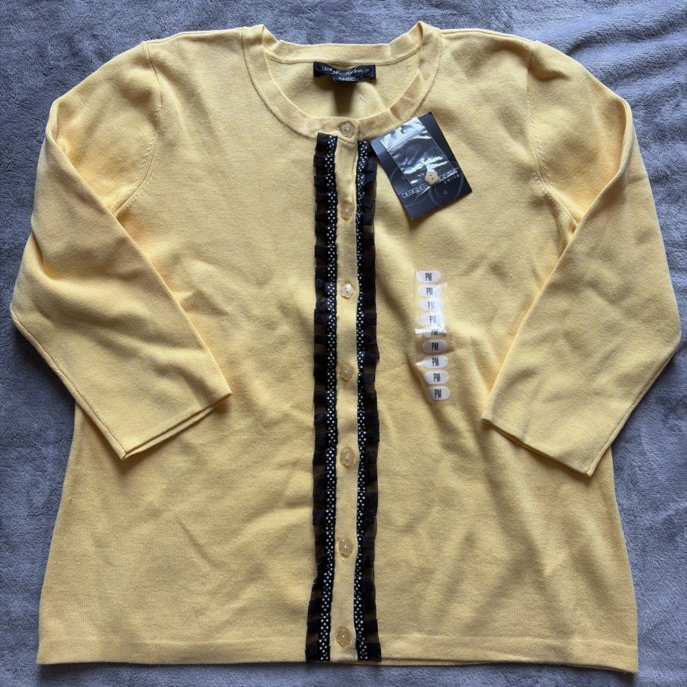 Designers Originals NWT Petite Medium PM Yellow Sweater Flower Button